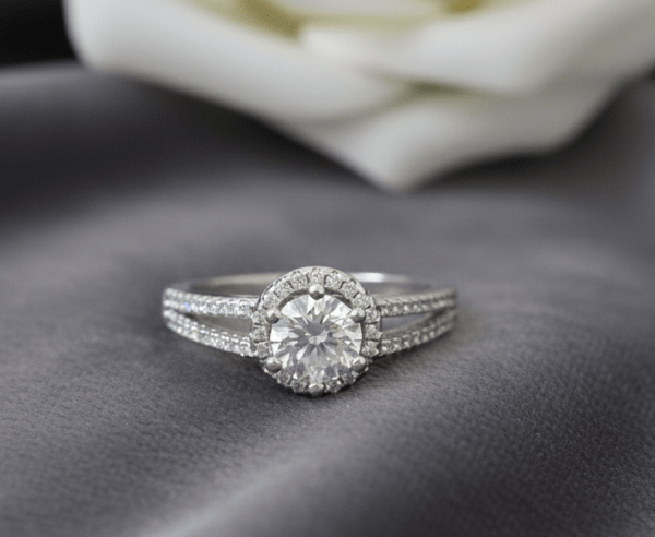 Detailed Elegant Solitaire Ring for women in sterling silver 925