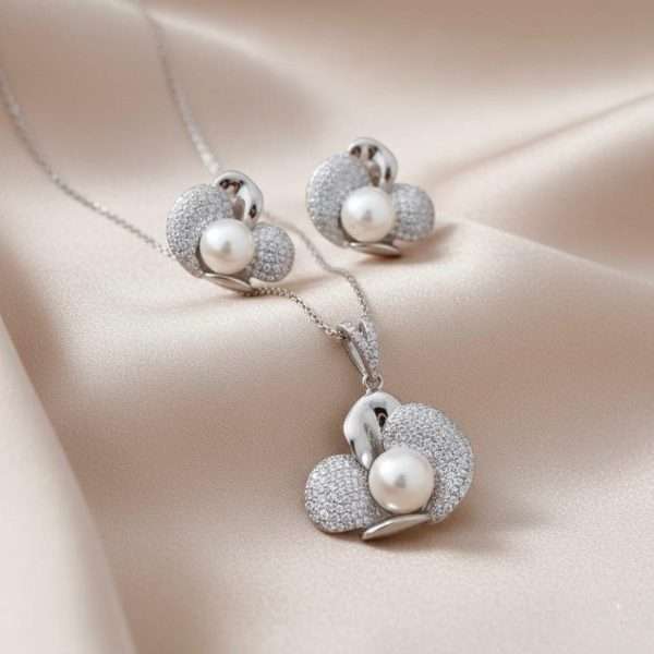Pearl Club Shape Pendant Set in Sterling Silver