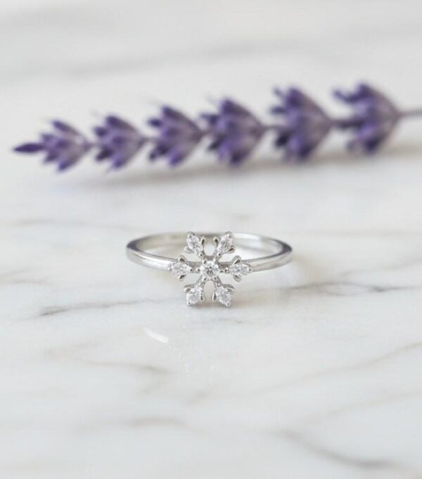 Sparkling Snowflake Solitaire Ring in Sterling Silver 925