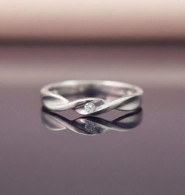 Eternal Twist Ring in Sterling Silver 925