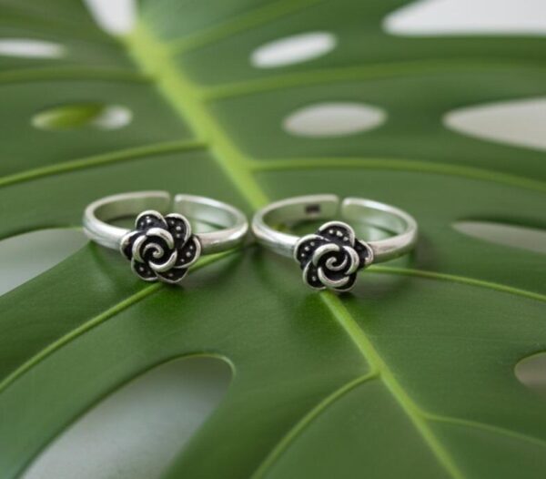Oxidized Sterling Silver Rose Blossom Motif Toe Ring Set in Sterling Silver 925