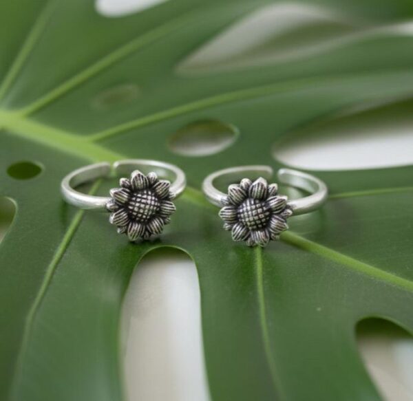 Oxidized Sterling Silver Sunflower Motif Toe Ring Set in Sterling Silver 925