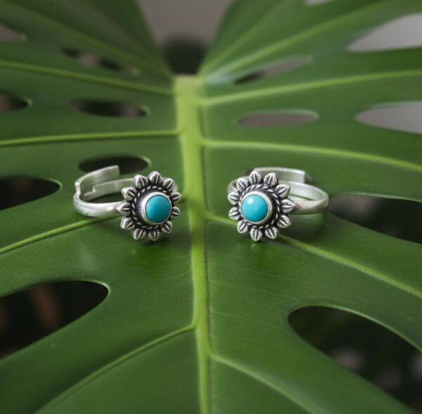 Oxidized Silver Floral Toe Ring with Turquoise-Style Centerpiece in Sterling Silver 925