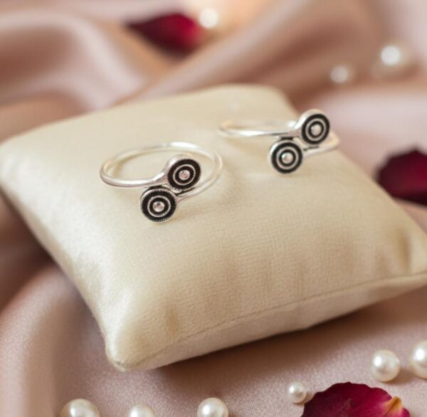 Radiant Silver Target Motif Adjustable Open-Back Toe Ring Set in Sterling Silver 925