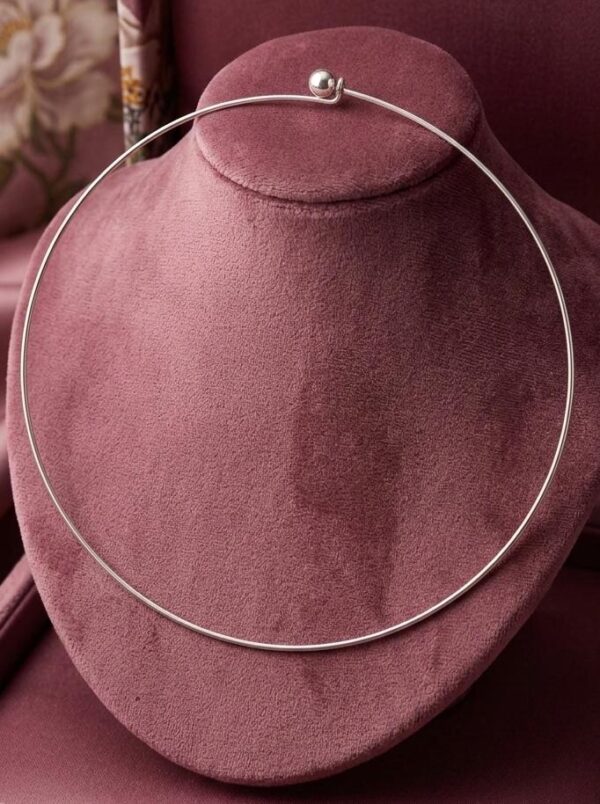 Elegant Silver Circular Wire Choker with Singular Ball-Clasp Detail