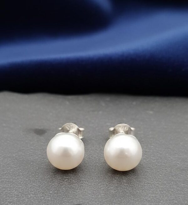 Round White Shell Pearl Stud Earrings in Sterling Silver 925
